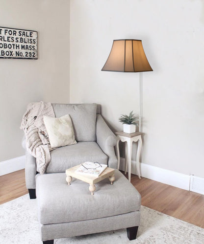 Floating shade wall light in living room - classic plug-in sconce