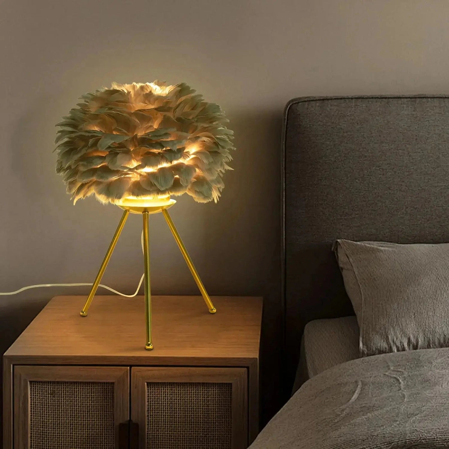 Grey Feather Desk Lamp, Tripod Lamp Suitable for Studies, Living Rooms, Dining Rooms, Cafes, Studios, Clubs Jonine’s Corner